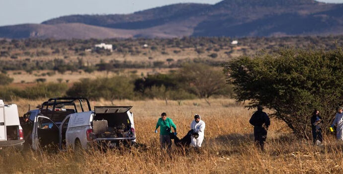 Encuentran fosa con al menos cien bolsas con restos humanos en Tlajomulco, Jalisco