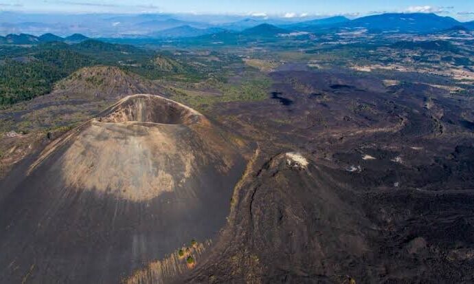 Surge volcán en Michoacán, sería la razón de los microsismos en México