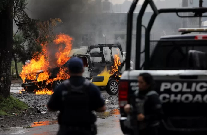 Bloqueos carreteros y enfrentamientos armados, así se vivió la jornada violenta en Michoacán