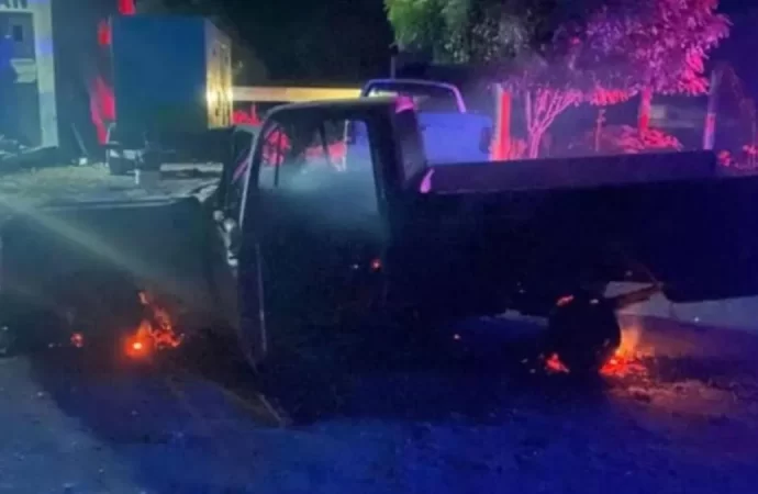 Ataques con drones ‘explosivos’ dejan un muerto y autos incendiados en Apatzingán