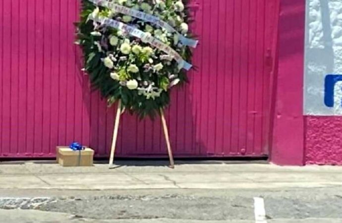 Sinaloa: Dejan corona fúnebre y caja de regalo con restos humanos en florería