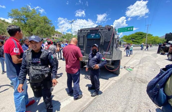 Liberan a 13 funcionarios retenidos tras bloqueos en Guerrero