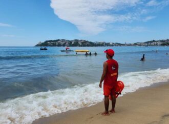 Salvavidas refuerzan presencia en playas por mar de fondo en Guerrero