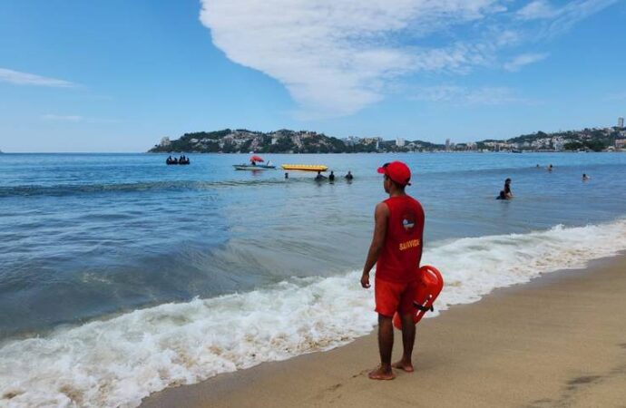 Salvavidas refuerzan presencia en playas por mar de fondo en Guerrero