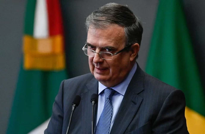 Ebrard exige a Morena dejar de simular; acusa acarreo masivo para Claudia Sheinbaum