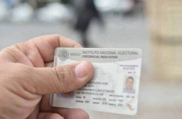 INE tramita primera Credencial de elector no binaria en Sinaloa