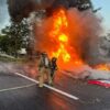 Volcadura de tráiler provoca gran incendio en carretera de Colima