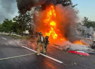 Volcadura de tráiler provoca gran incendio en carretera de Colima