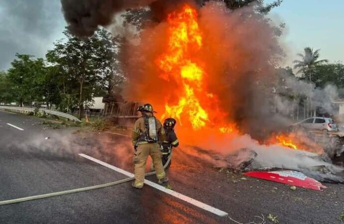 Volcadura de tráiler provoca gran incendio en carretera de Colima