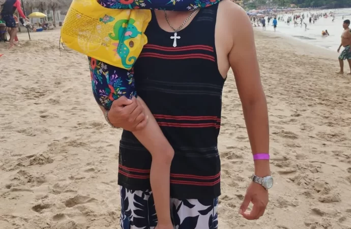 Niña  extraviada es localizada por guardavidas en playa de Rincón de Guayabitos