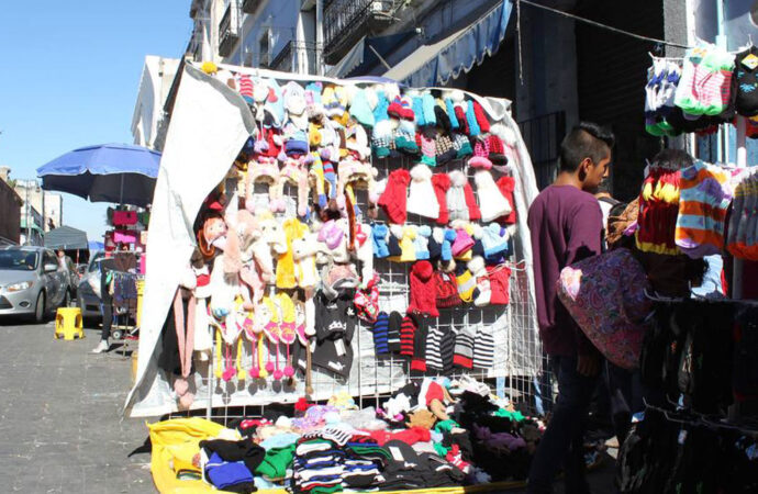 Exigen locatarios del Mercado San Juan de Dios el retiro del ambulantaje