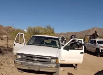 Aseguran armamento y camioneta abandonada de presunto grupo delictivo en Sásabe, Sonora