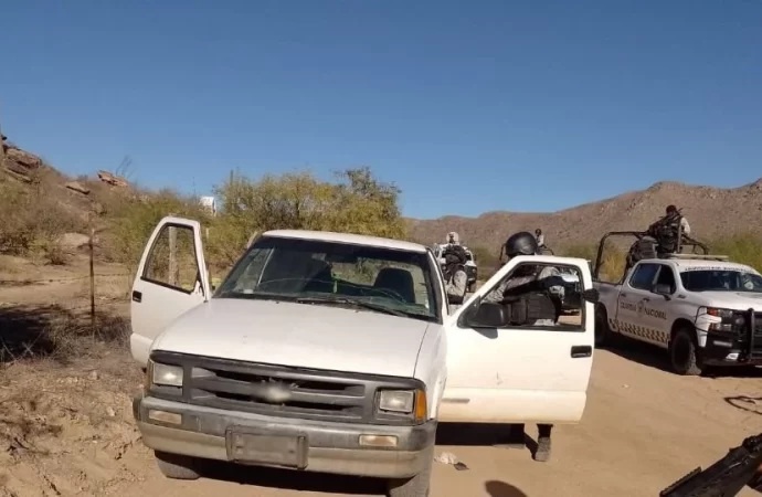 Aseguran armamento y camioneta abandonada de presunto grupo delictivo en Sásabe, Sonora