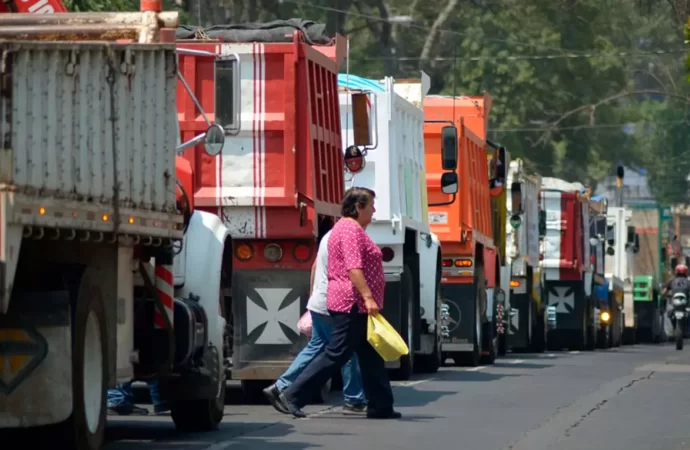 Cierran carreteras de Michoacán  por el paro nacional de transportistas