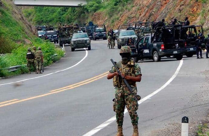 Venezolanos armados se enfrentan con militares en Michoacán