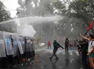 La CNDH abrirá una indagatoria sobre la violencia ejercida durante la protesta por la escasez de agua en Jalisco; Sheinbaum exige determinar «quién ordenó» el operativo